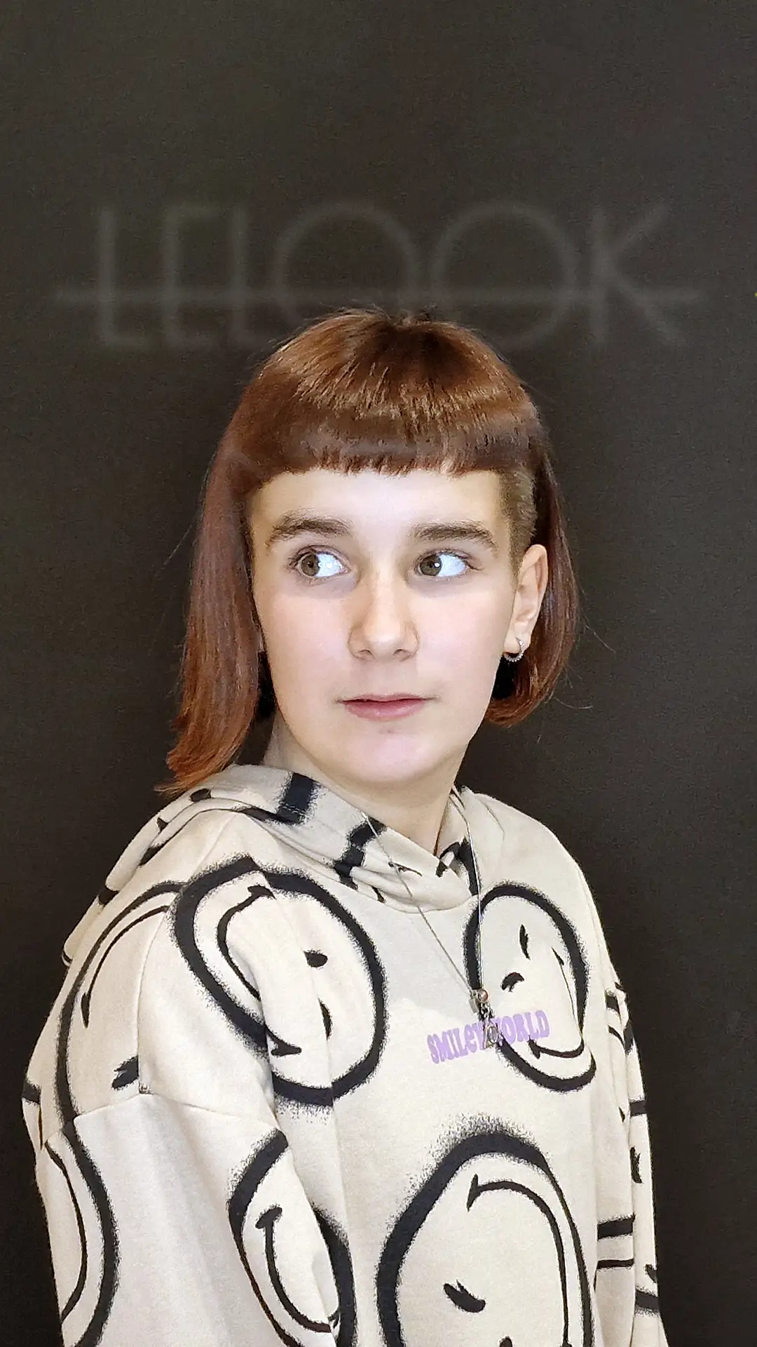 Peluquería LeLook Sabadell: Corte Undercut Asimétrico con color demi-permanente cobre
