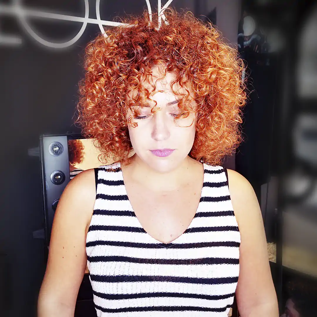 Peluquería LeLook Sabadell: Color cobre en cabello Curly