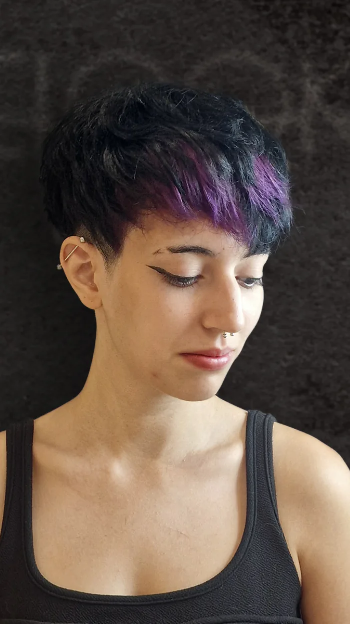 Peluquería LeLook Sabadell: Corte Pixie y Coloración fantasía en Violeta y Negro