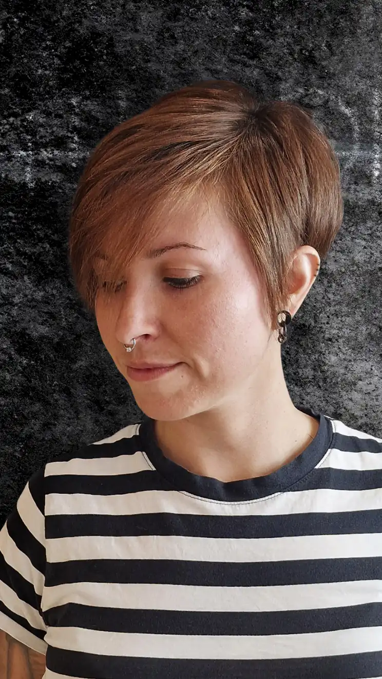Peluquería LeLook Sabadell: Corte Pixie con flequillo largo y coloración cobre