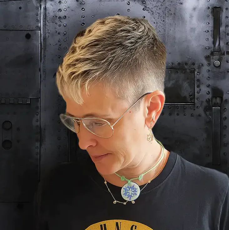 Peluquería LeLook Sabadell: Corte Spiky Pixie con reflejos hechos con platas